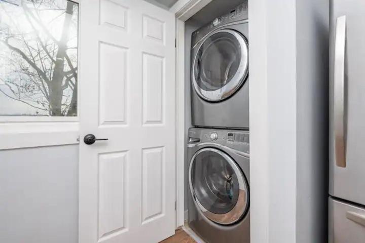 Centre Street Upper 2Bedsuite 4408 Calgary Bagian luar foto